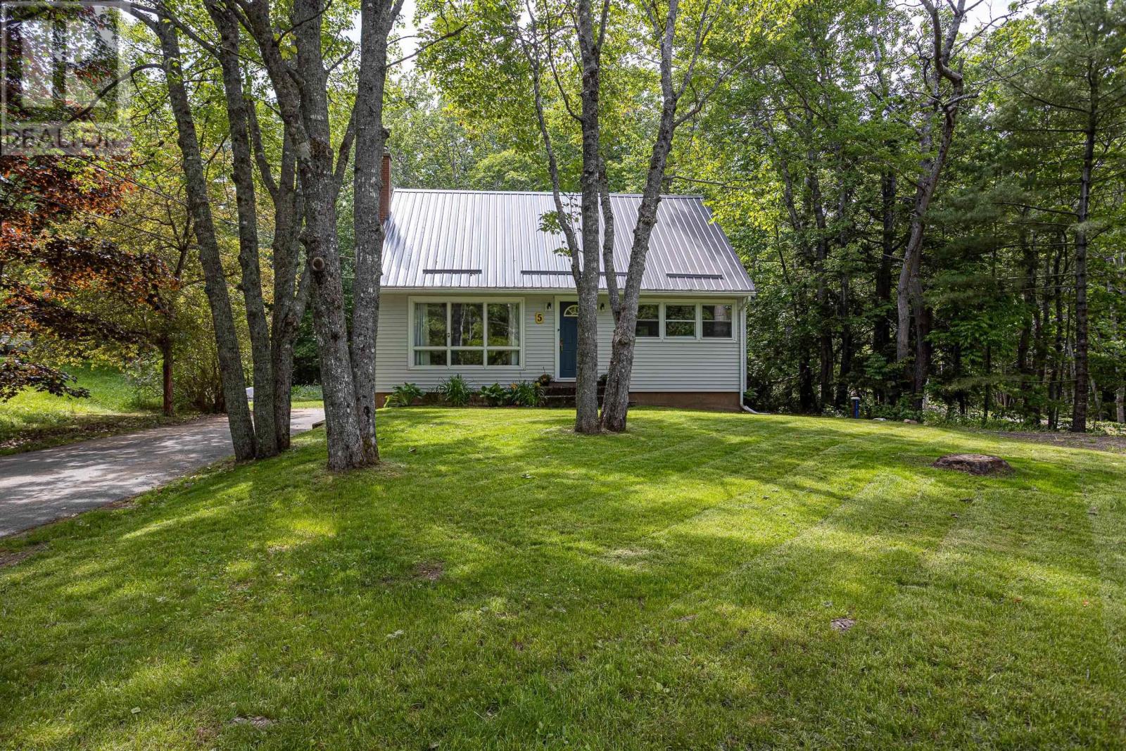 Property at 5 Oakleaf Crescent image 3