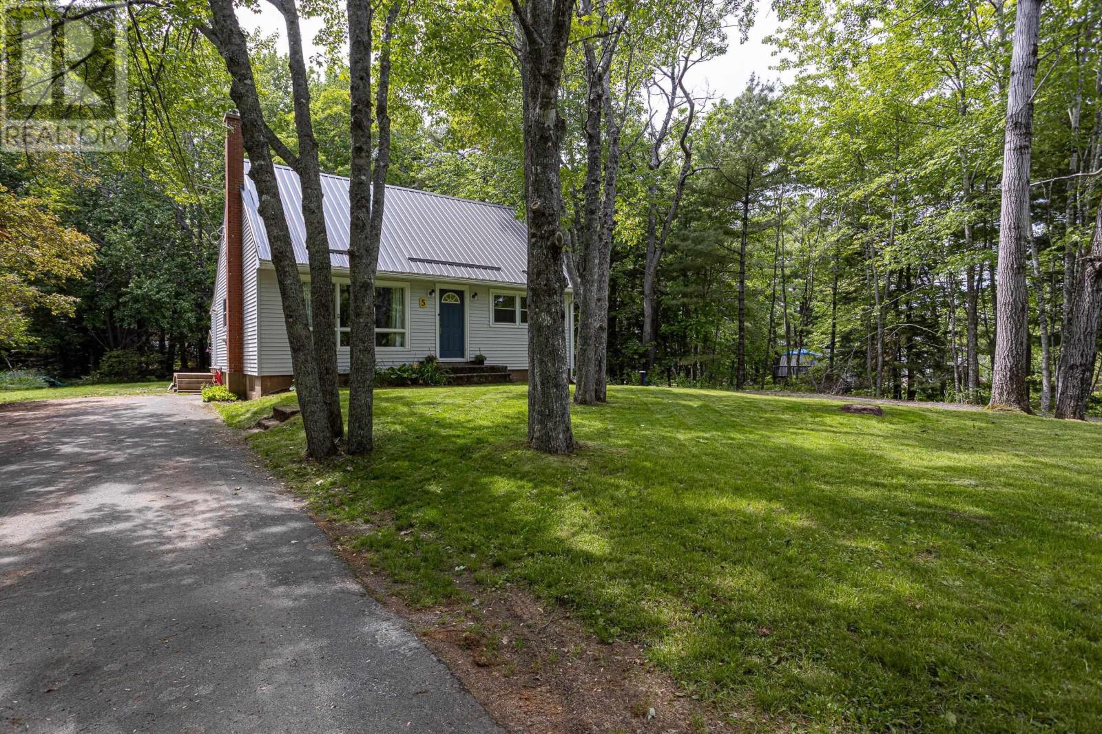 Property at 5 Oakleaf Crescent image 2