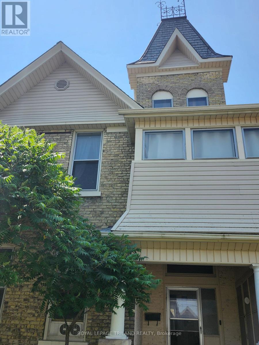 92 Moore Street N, St. Thomas, Ontario  N5R 3W5 - Photo 2 - X12221423