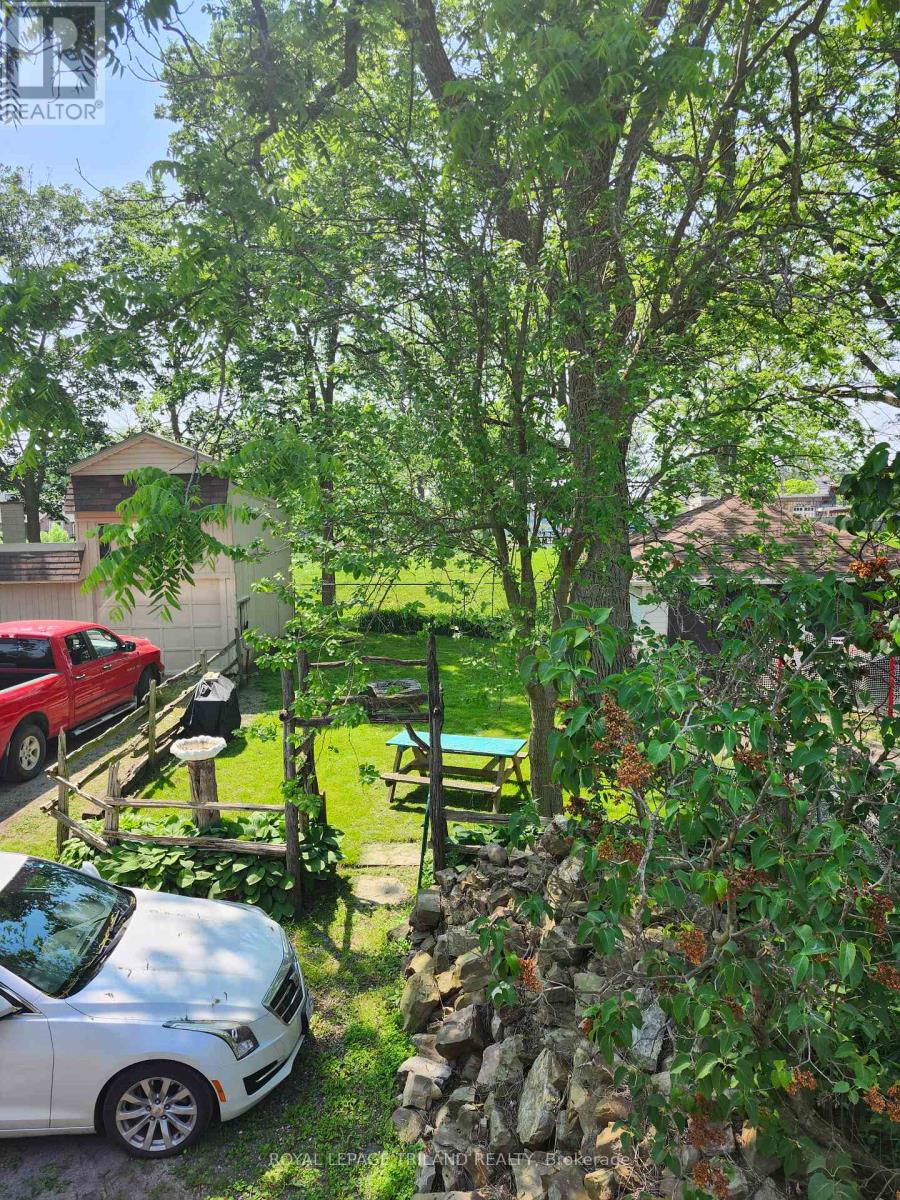 92 Moore Street N, St. Thomas, Ontario  N5R 3W5 - Photo 12 - X12221423