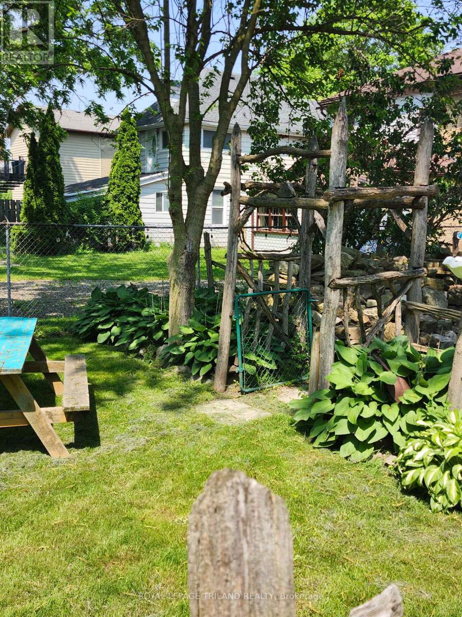 92 Moore Street N, St. Thomas, Ontario  N5R 3W5 - Photo 13 - X12221423