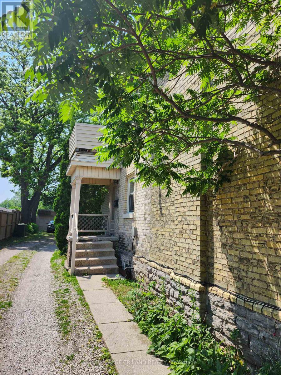 92 Moore Street N, St. Thomas, Ontario  N5R 3W5 - Photo 4 - X12221423