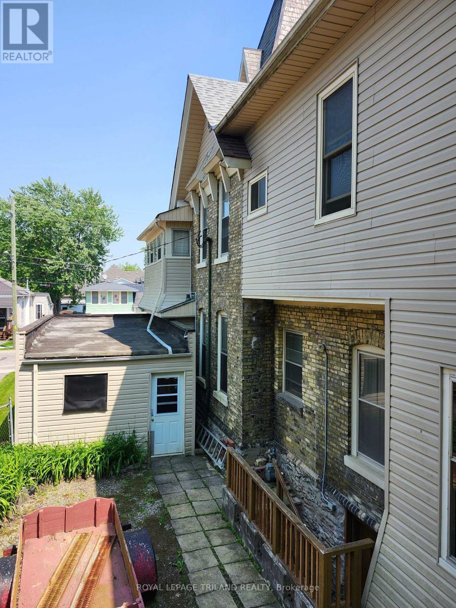 92 Moore Street N, St. Thomas, Ontario  N5R 3W5 - Photo 8 - X12221423