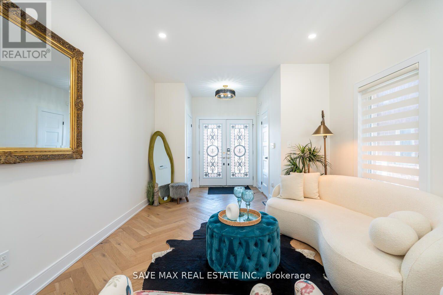 Property at 233 VALLEYWAY DRIVE image 4