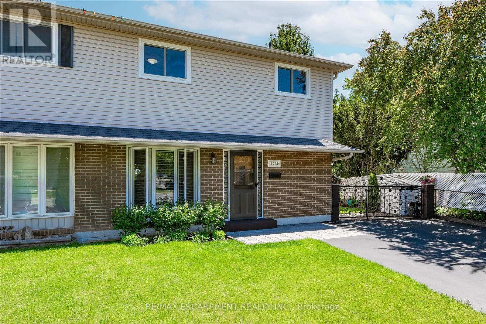 Property at 1280 CONSORT CRESCENT image 3