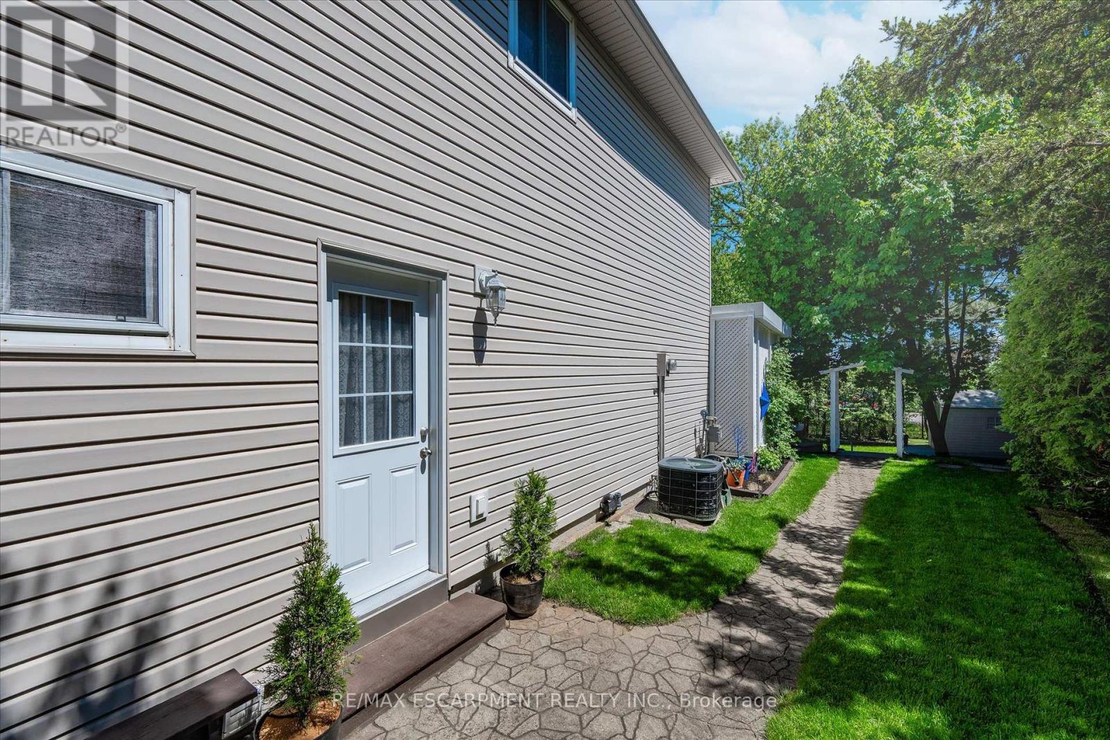 Property at 1280 CONSORT CRESCENT image 4