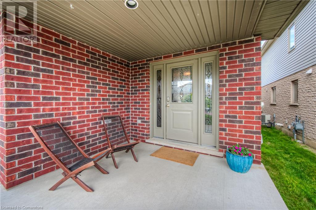 Property at 98 AVERY Crescent image 3