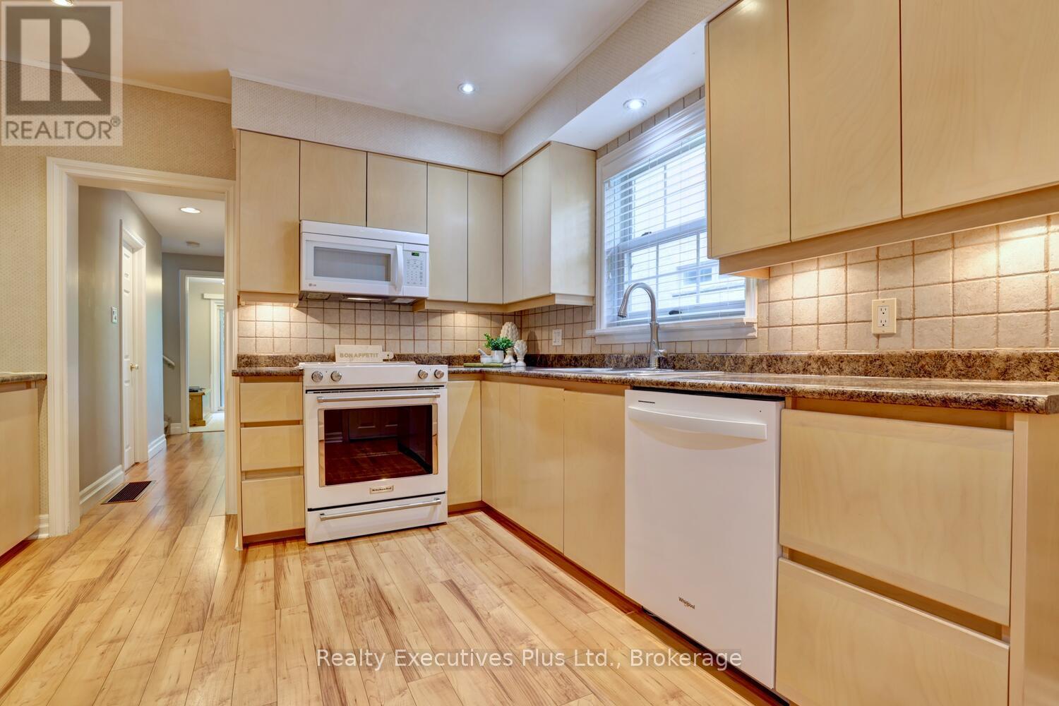 322 Pine Avenue, Oakville, Ontario  L6J 2J9 - Photo 11 - W12231803