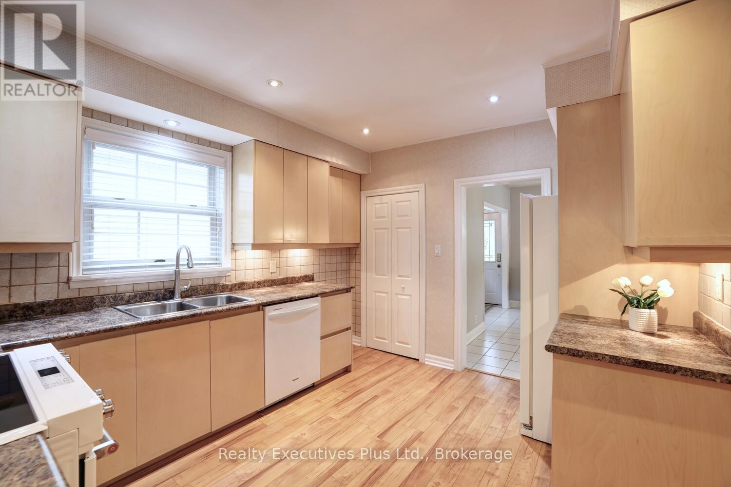 322 Pine Avenue, Oakville, Ontario  L6J 2J9 - Photo 12 - W12231803
