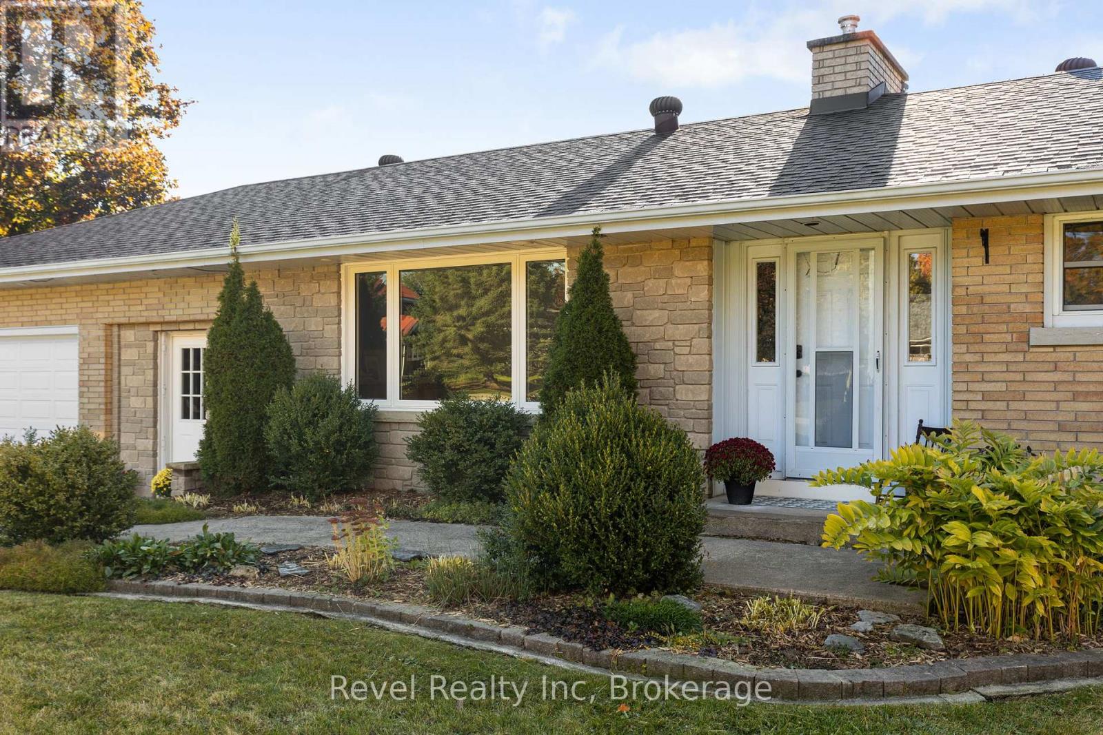 21 John Street, Springwater, Ontario  L0L 1P0 - Photo 4 - S12231893