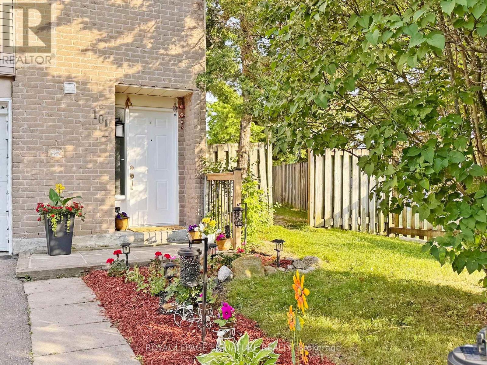 Property at 101 - 1133 RITSON ROAD N image 3