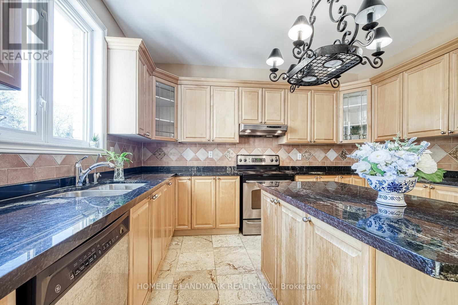 9 Chantilly Crescent, Richmond Hill, Ontario  L4C 0K1 - Photo 15 - N12231652