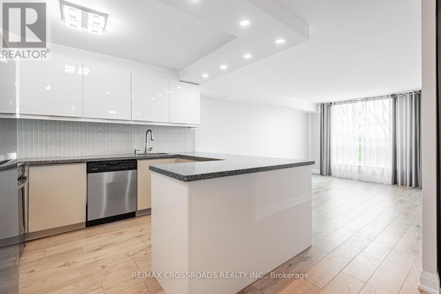 Property at 626 - 326 MAJOR MACKENZIE DRIVE E image 5