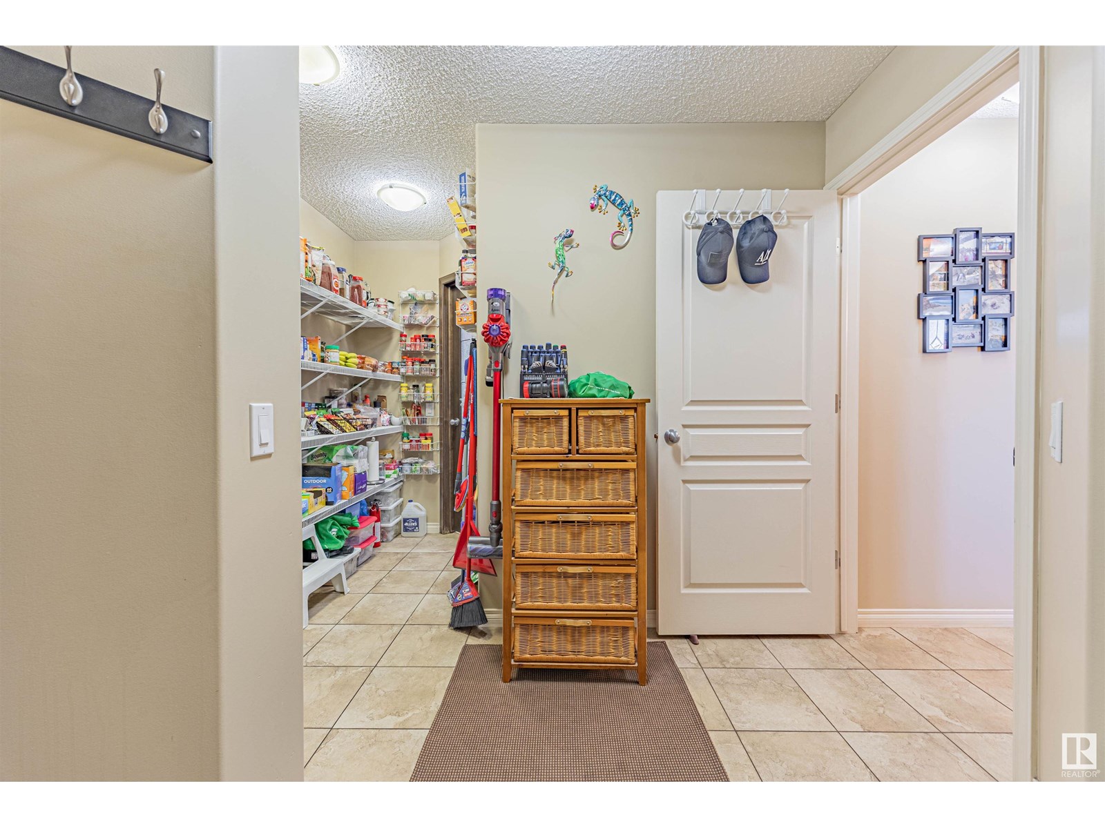 Property at 240 SILVERSTONE CR image 4