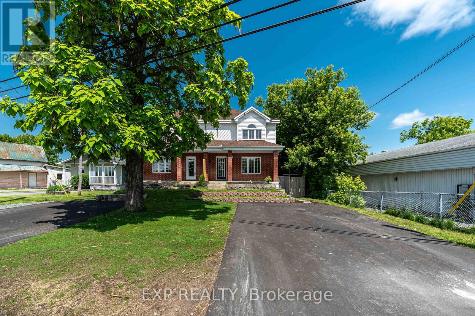 Property at 384 LAURIER STREET image 3