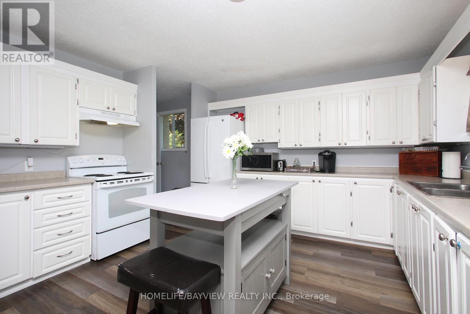 9 Bridge Street, Kawartha Lakes (Bexley), Ontario  K0M 1N0 - Photo 10 - X12231354