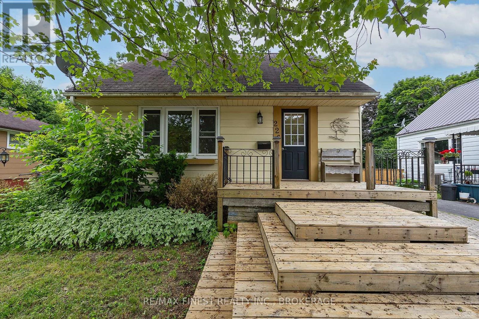 Property at 226 SIMCOE STREET image 3