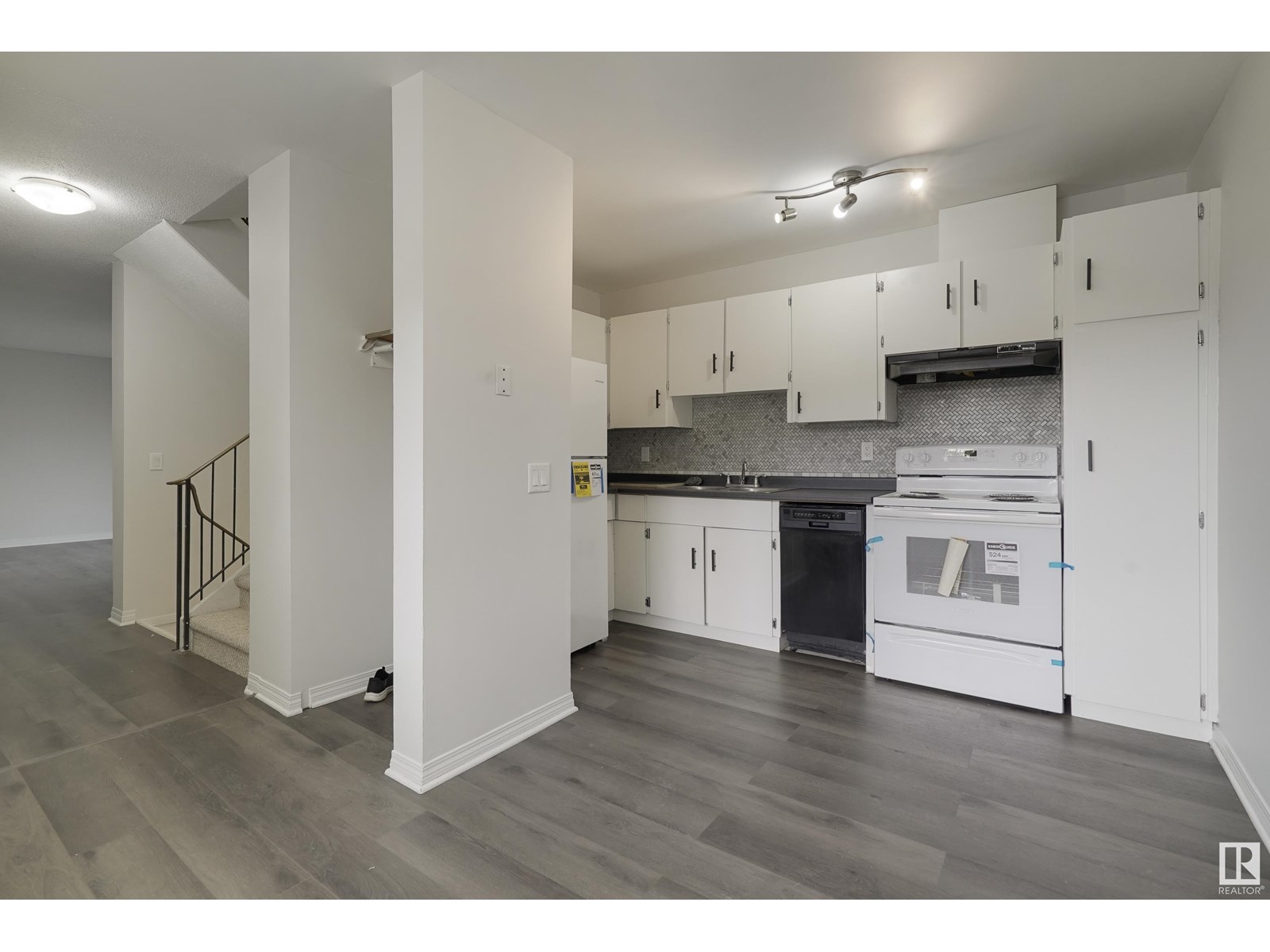 Property at 17751 95 ST NW image 3