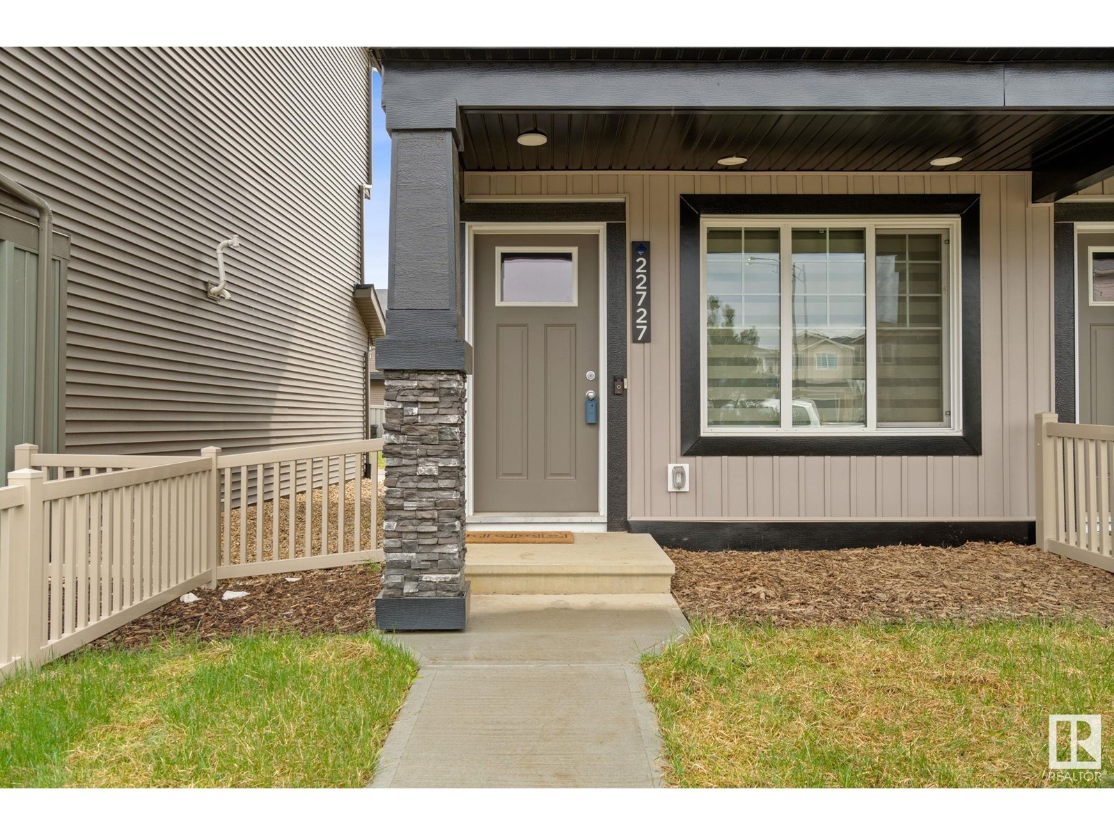 Property at 22727 84 AV NW image 2