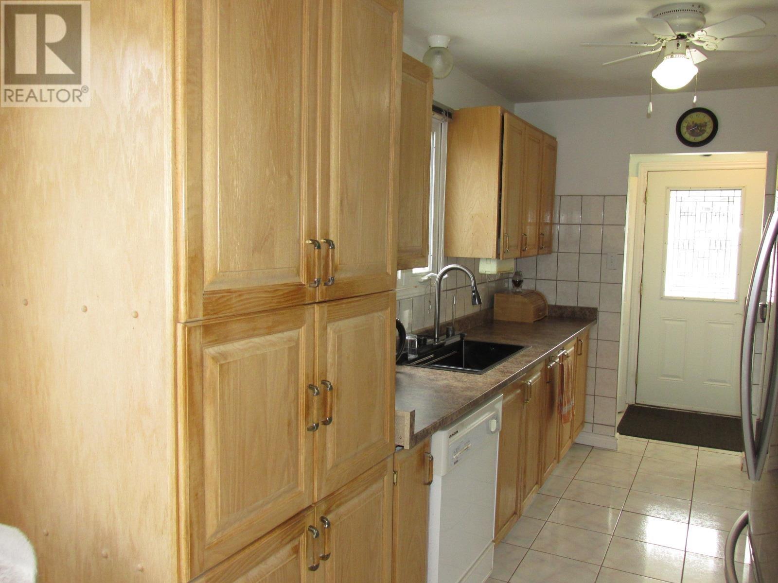 Property at 28 McQuarrie PL image 4