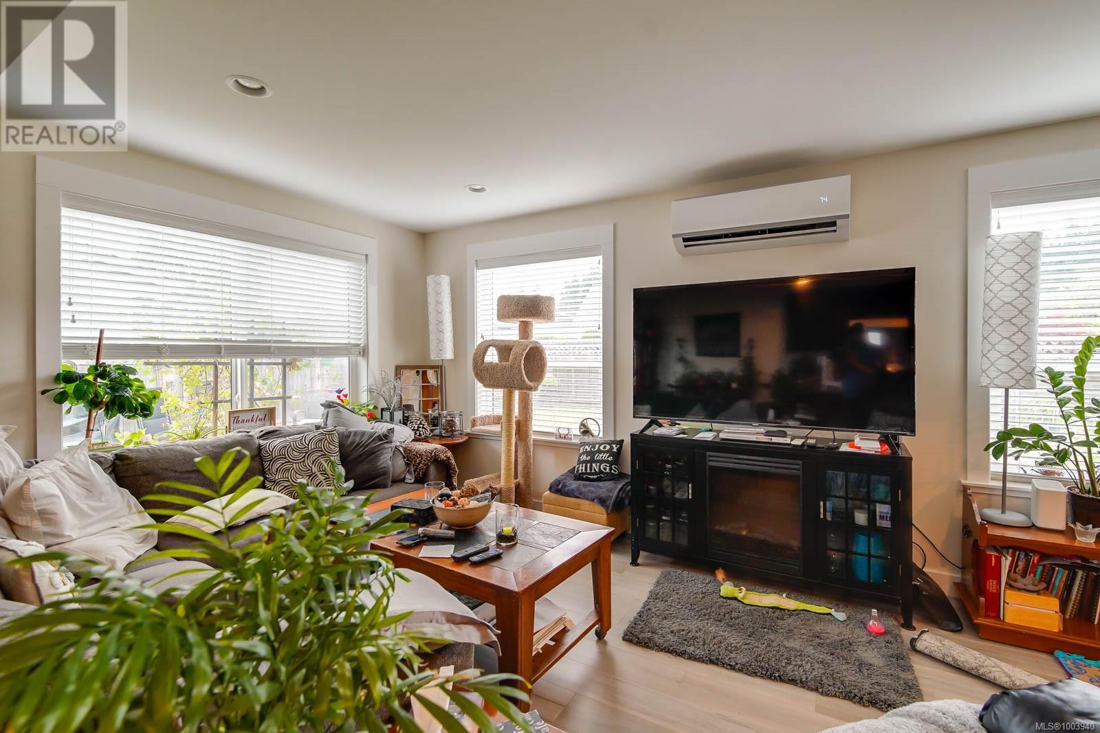 Property at 2 2702 Anderson Ave image 4