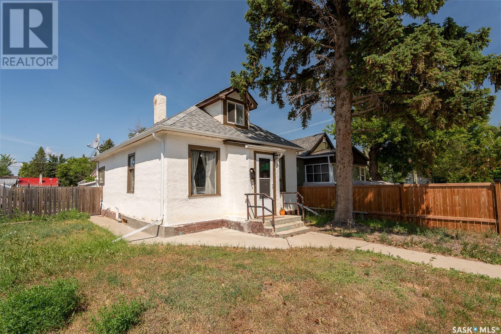 Property at 896 Grey AVENUE image 3