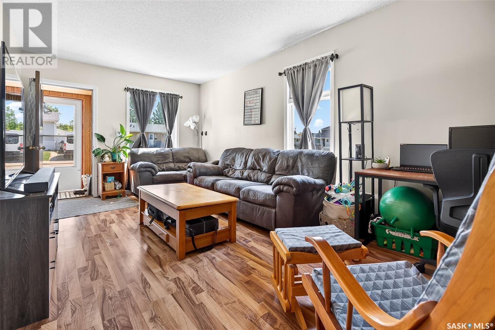 Property at 896 Grey AVENUE image 4