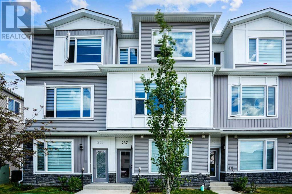 Property at 237 Saddlepeace Crescent NE image 1