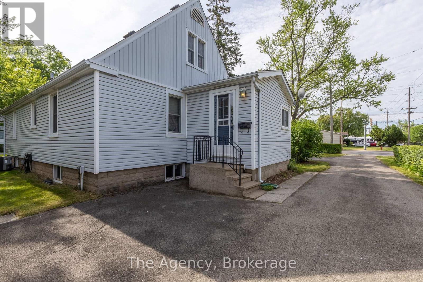 168 Thorold Road, Welland, Ontario  L3C 3V6 - Photo 8 - X12223435