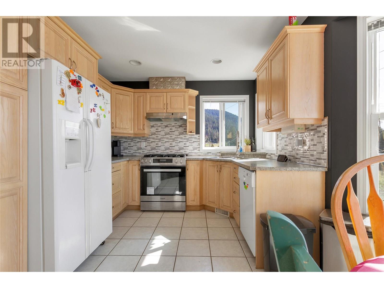 Property at 5596 Curlew Road image 2