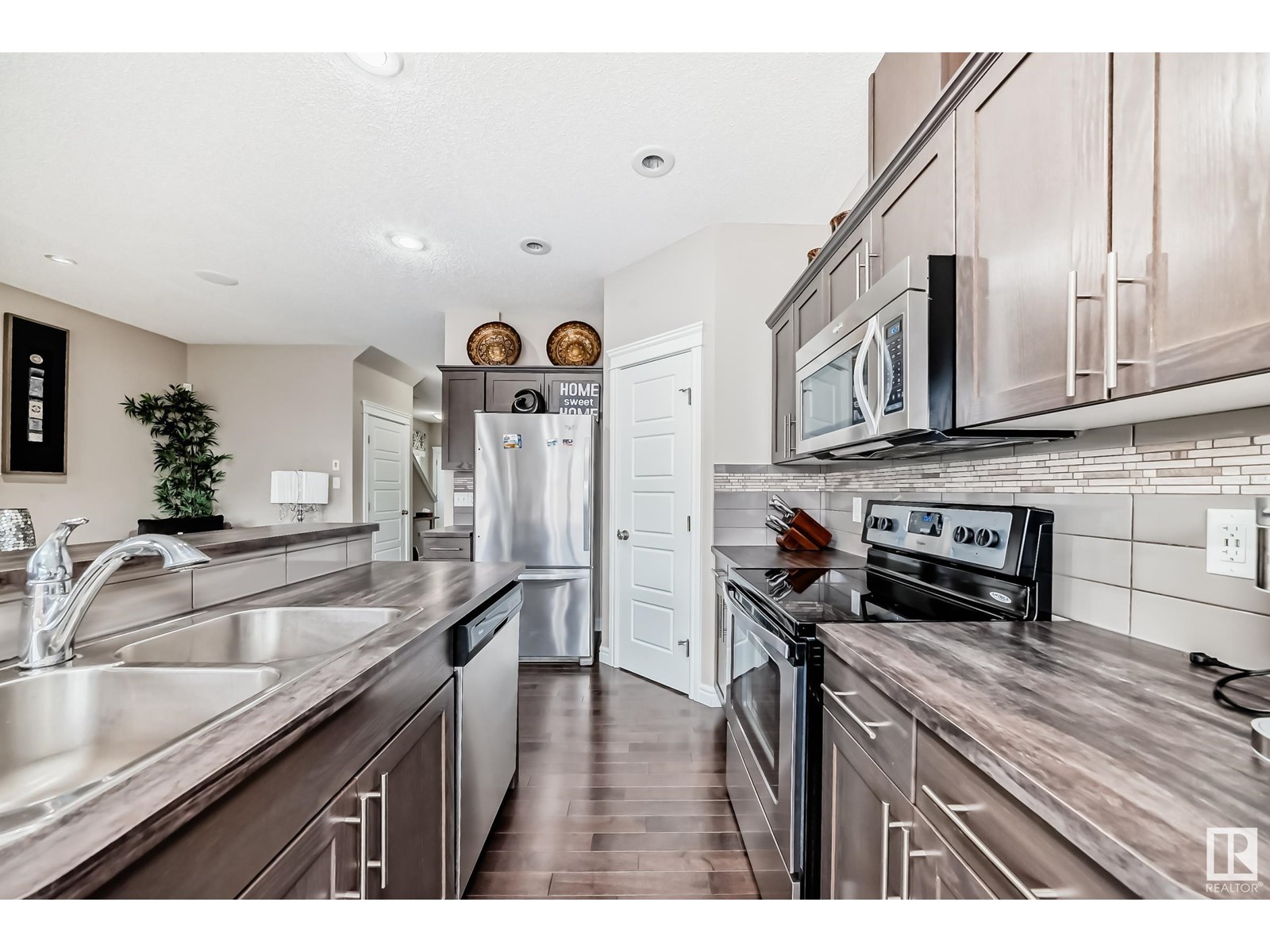 Property at 1453 33A ST NW image 5