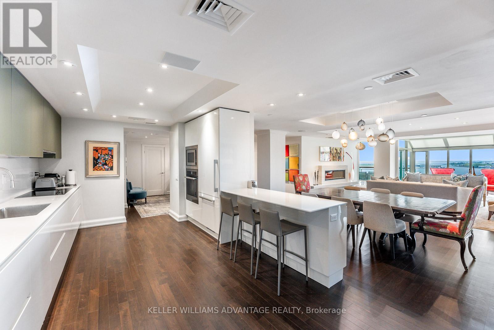 905/906 - 211 Queens Quay W, Toronto (Waterfront Communities), Ontario  M5J 2M6 - Photo 7 - C12232297