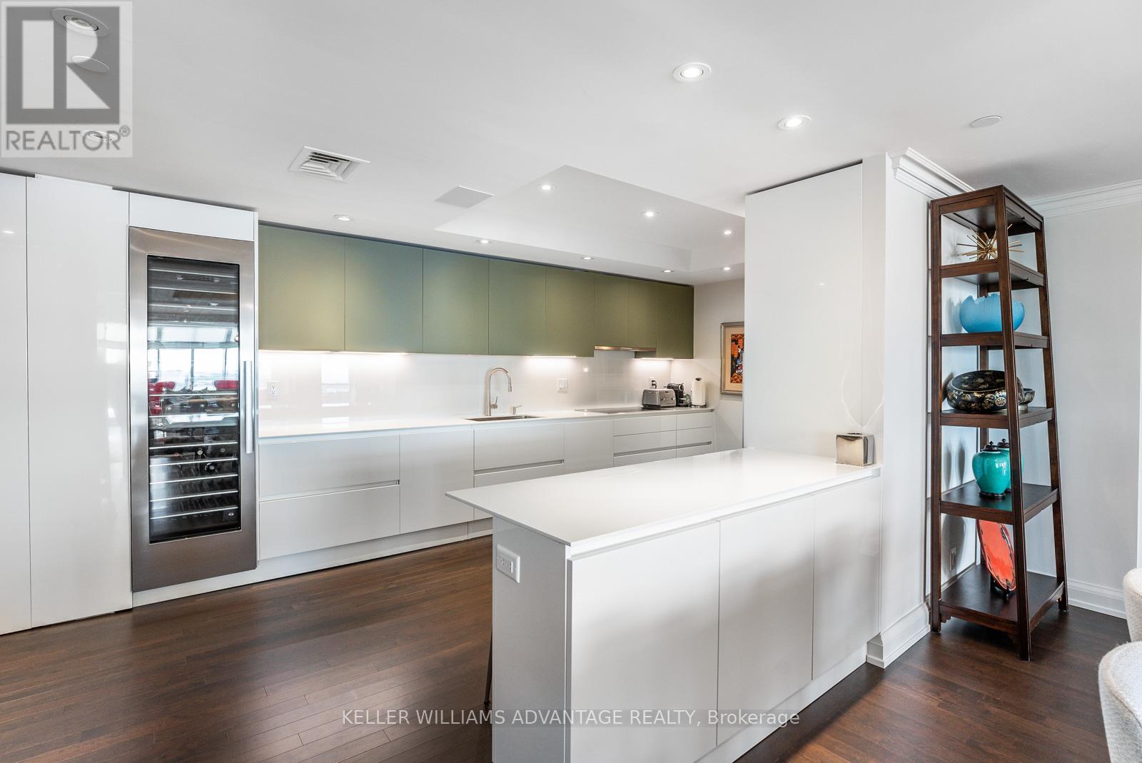 905/906 - 211 Queens Quay W, Toronto (Waterfront Communities), Ontario  M5J 2M6 - Photo 8 - C12232297