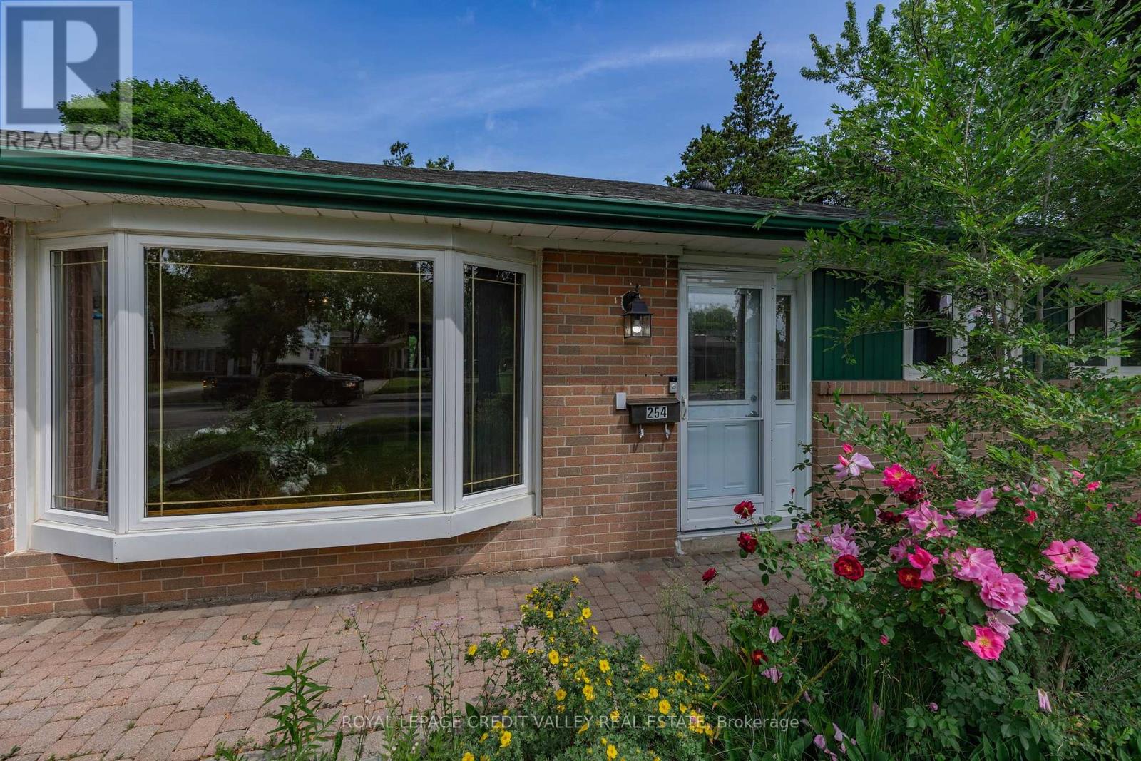254 Bartley Bull Parkway, Brampton (Brampton East), Ontario  L6W 2L1 - Photo 4 - W12232577
