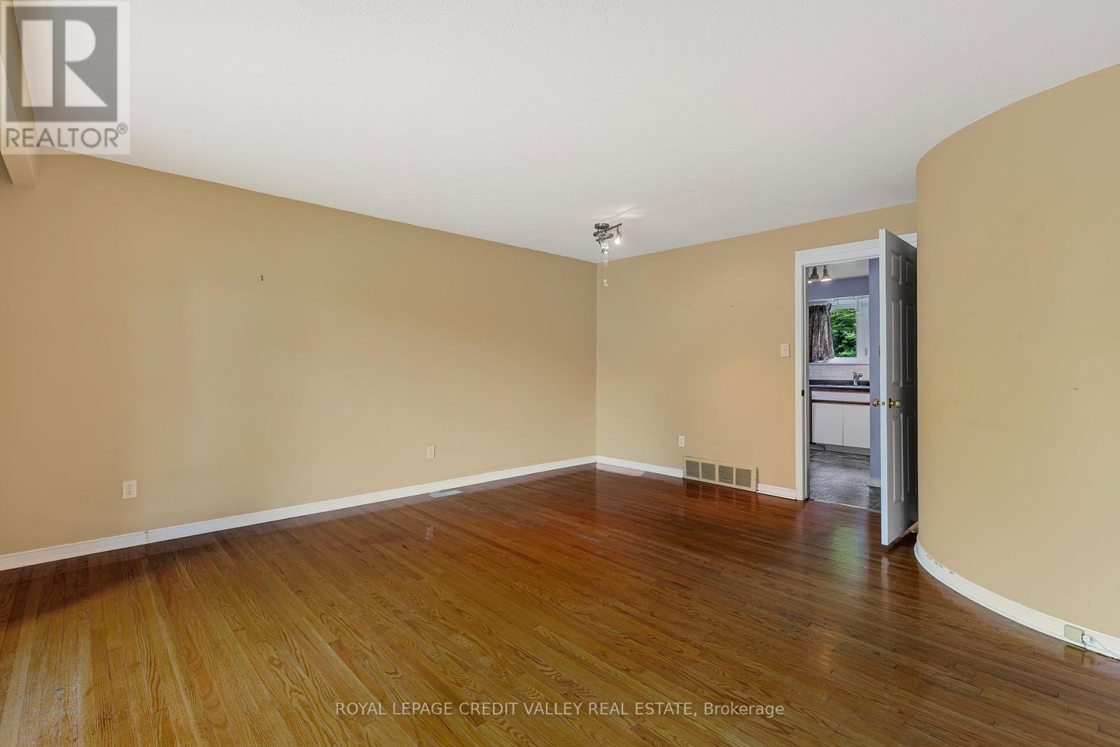 254 Bartley Bull Parkway, Brampton (Brampton East), Ontario  L6W 2L1 - Photo 6 - W12232577