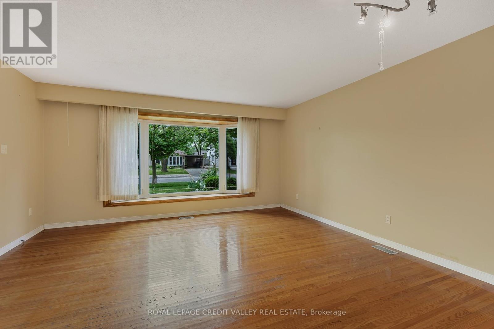 254 Bartley Bull Parkway, Brampton (Brampton East), Ontario  L6W 2L1 - Photo 7 - W12232577