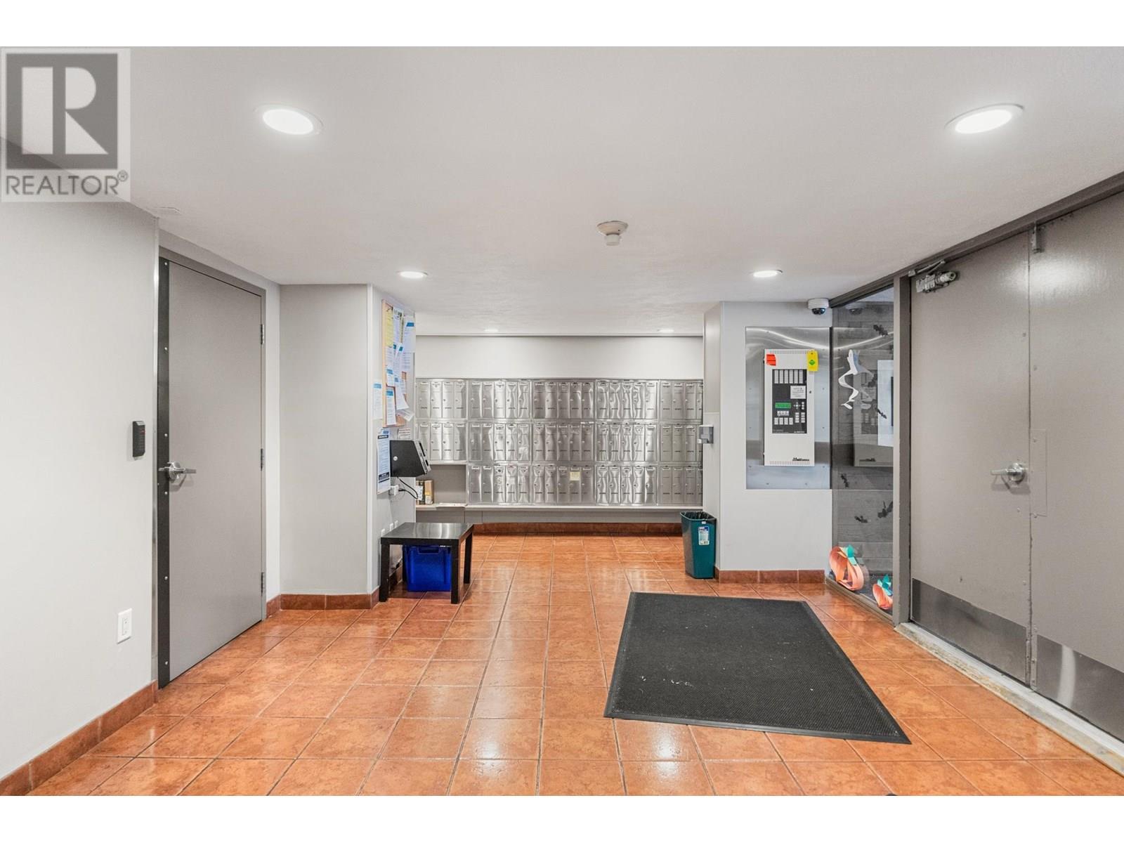 Listing Picture 27 of 28 : 215 4373 HALIFAX STREET, Burnaby / 本拿比 - 魯藝地產 Yvonne Lu Group - MLS Medallion Club Member