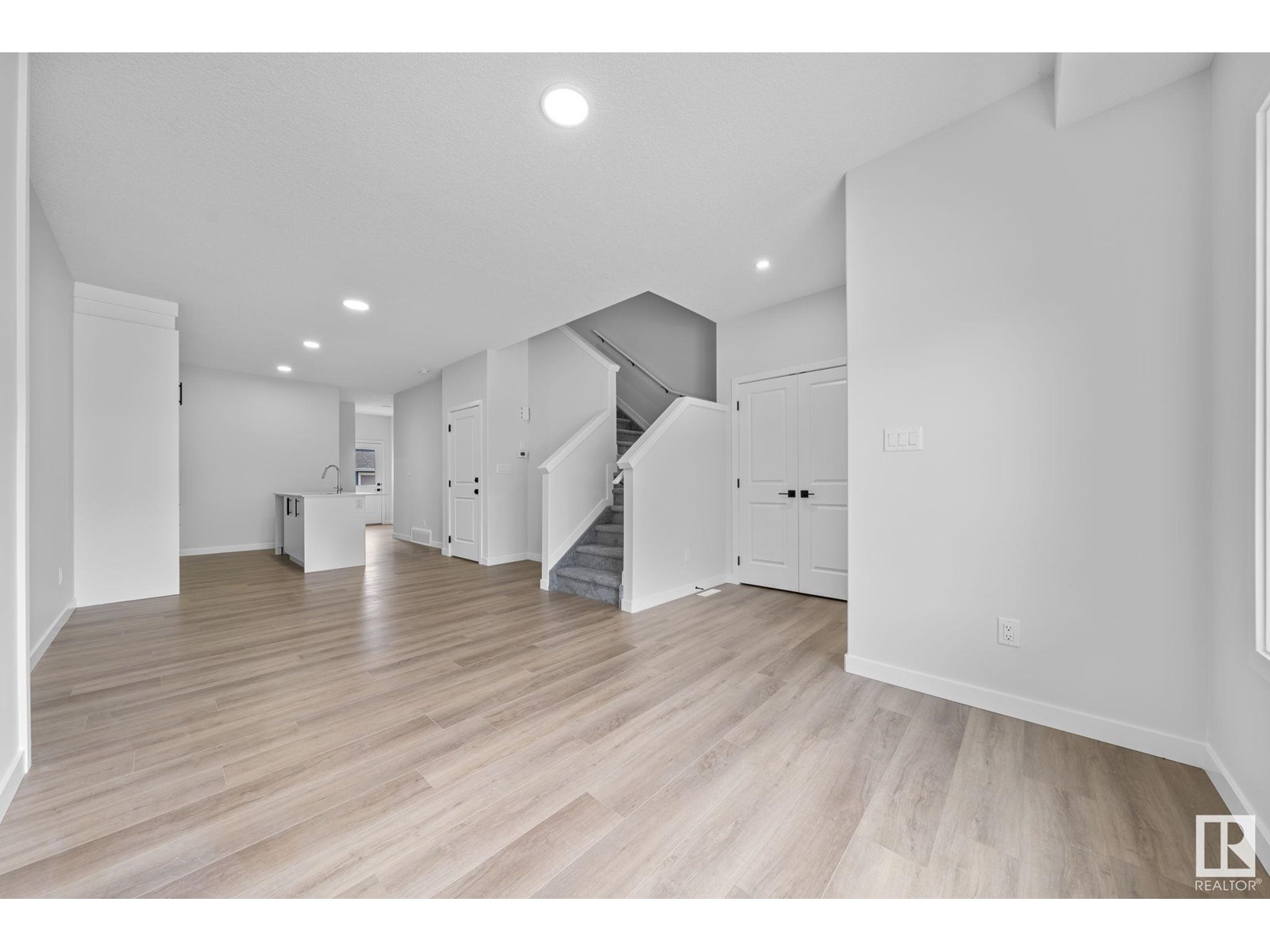 Property at 16521 20 AV SW image 5