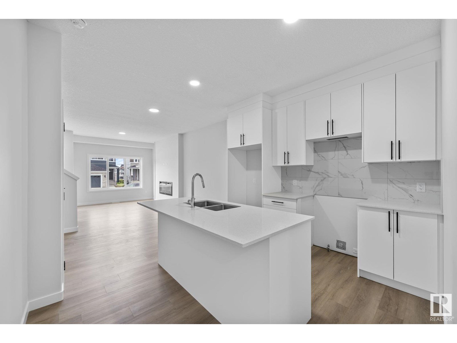 Property at 16521 20 AV SW image 4
