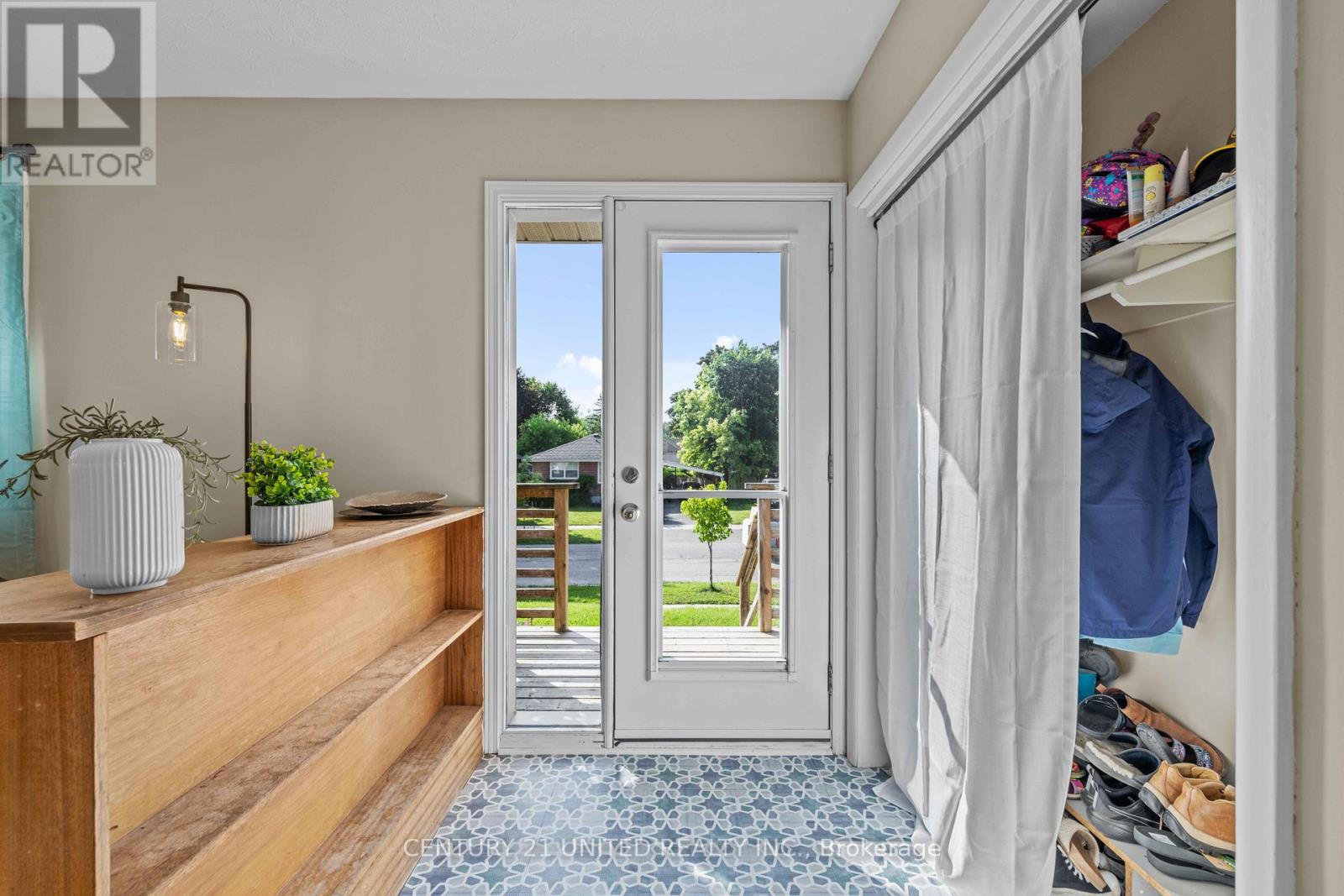 Property at 1056 GLEBEMOUNT CRESCENT image 3