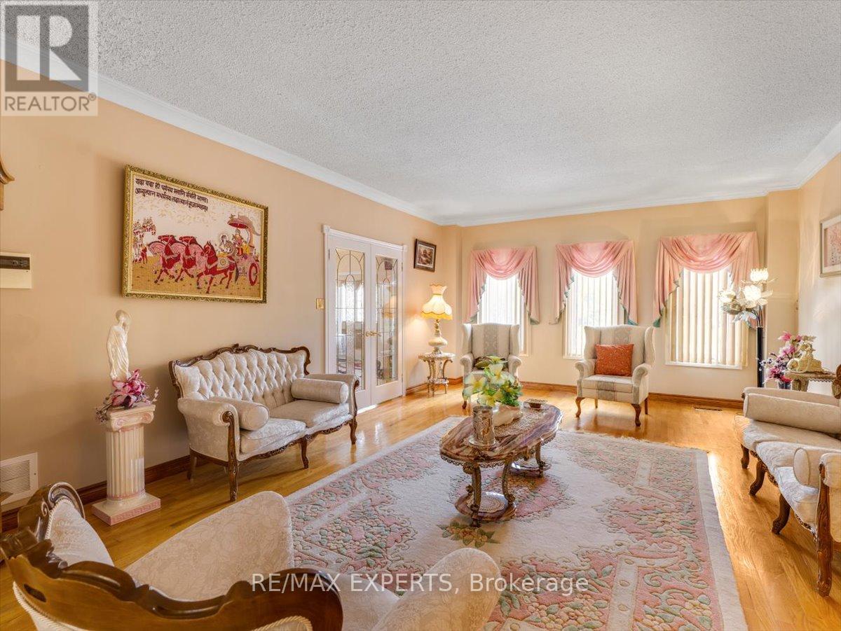 9 Cynthia Crescent, Brampton, Ontario  L6P 0S9 - Photo 6 - W12230450