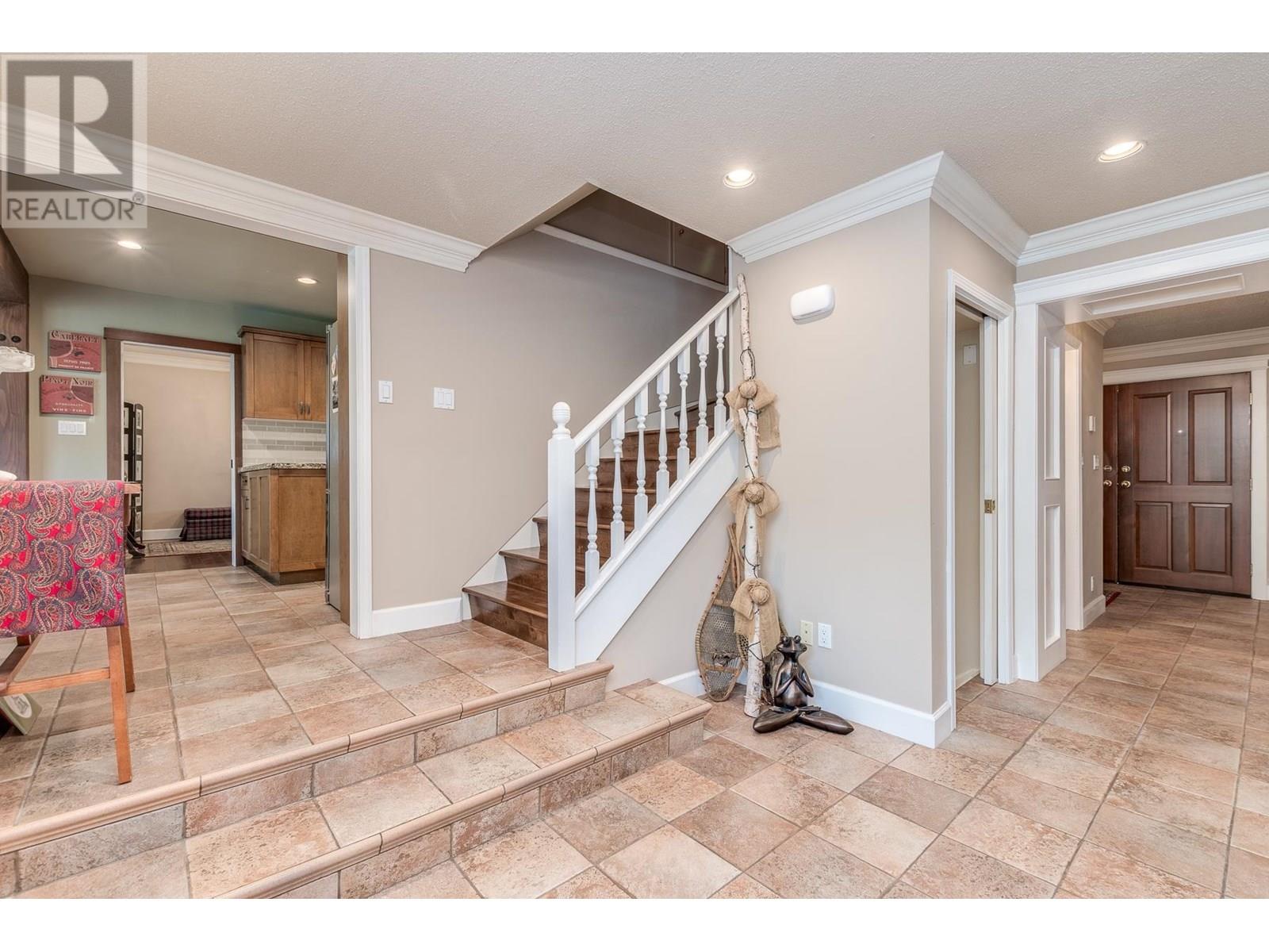 Property at 941 SELKIRK CRESCENT image 4