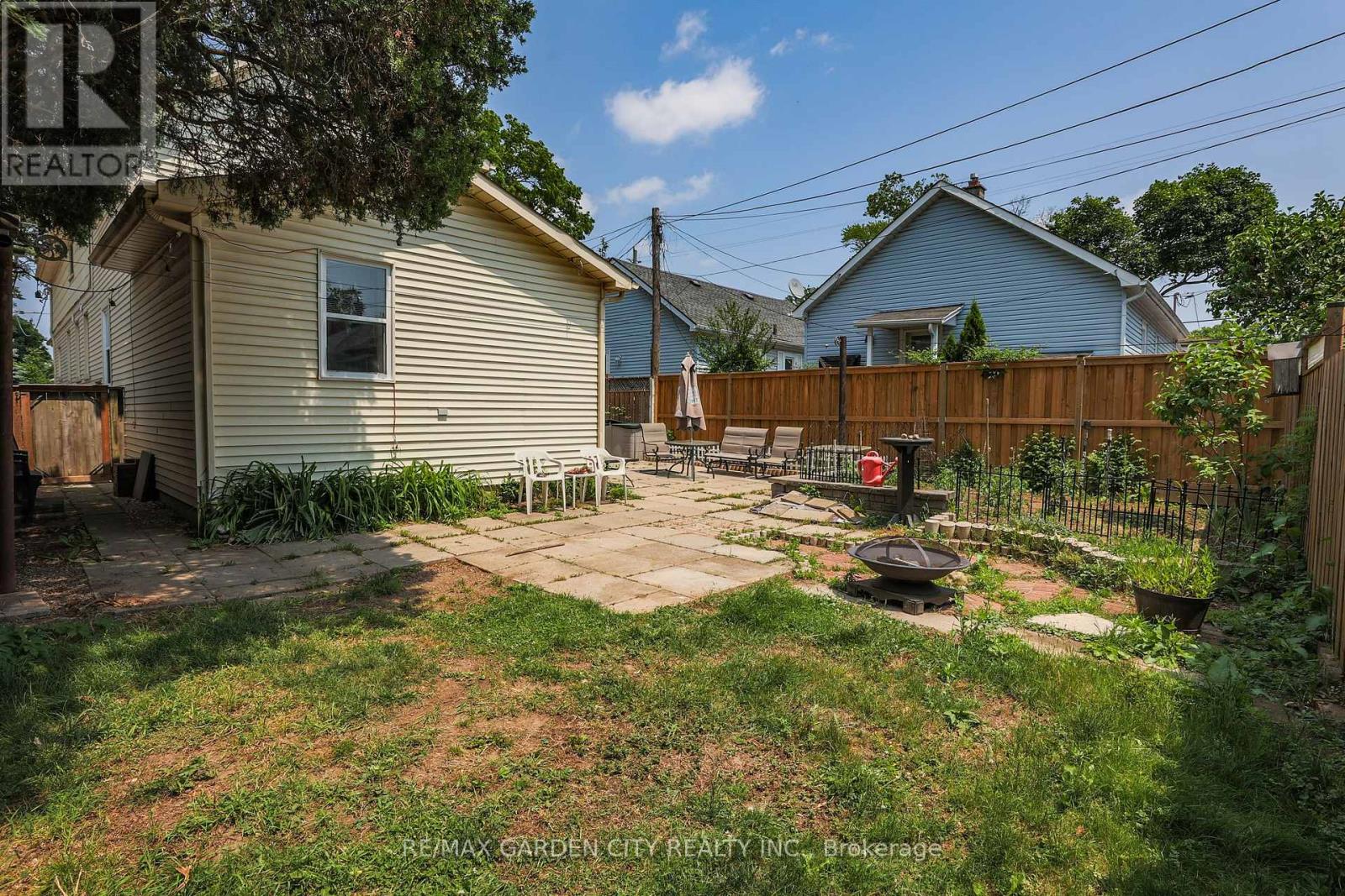 Property at 218 RUSSELL AVENUE S image 4