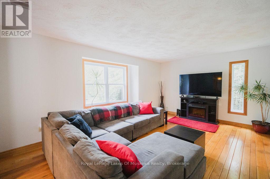 12 Murray Street, Sundridge, Ontario  P0A 1Z0 - Photo 4 - X12233397