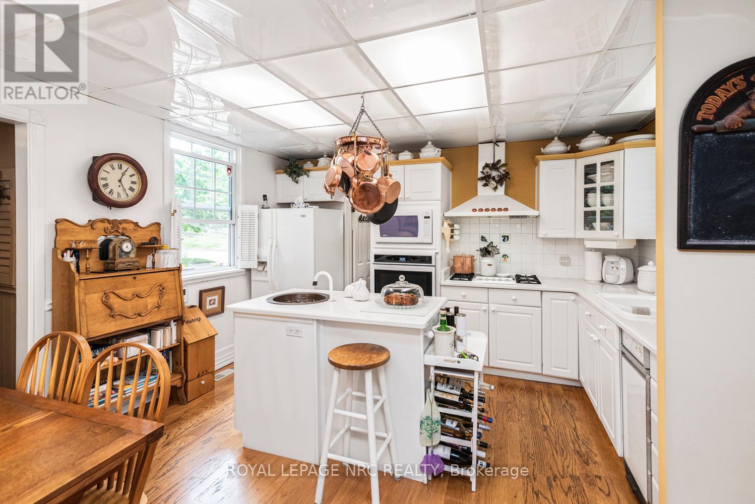 31 Victoria Terrace, Grimsby, Ontario  L3M 2E6 - Photo 12 - X12212848