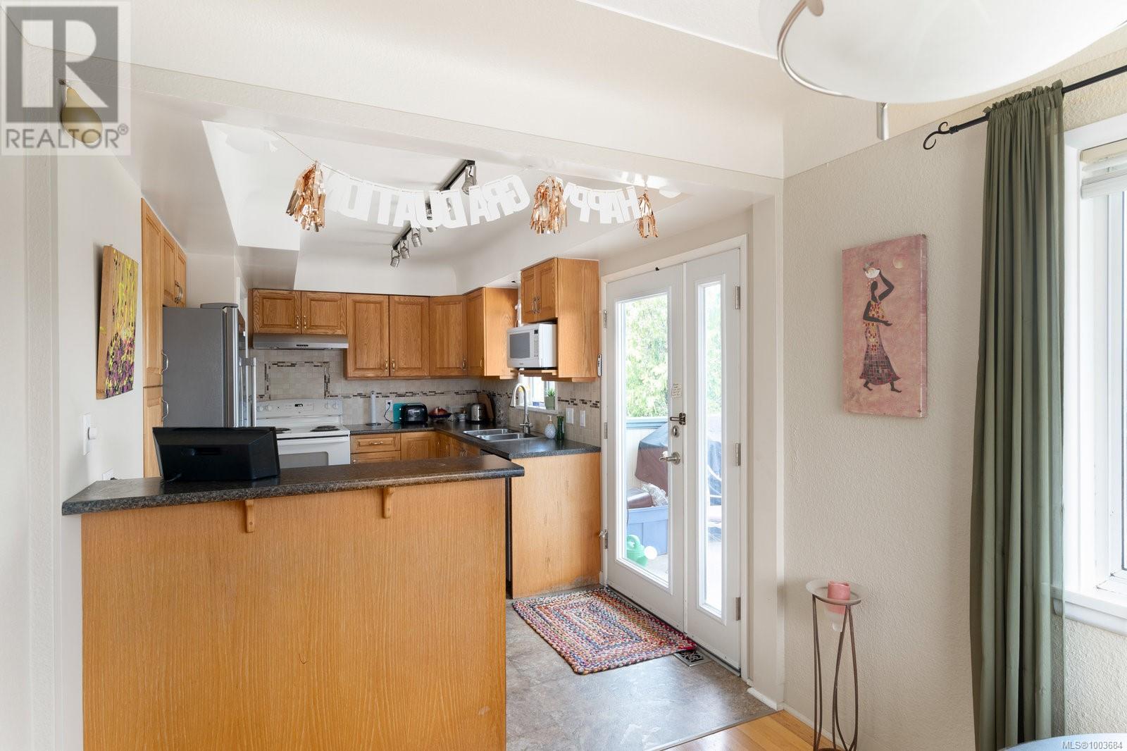 Property at 582 Baxter Ave image 4