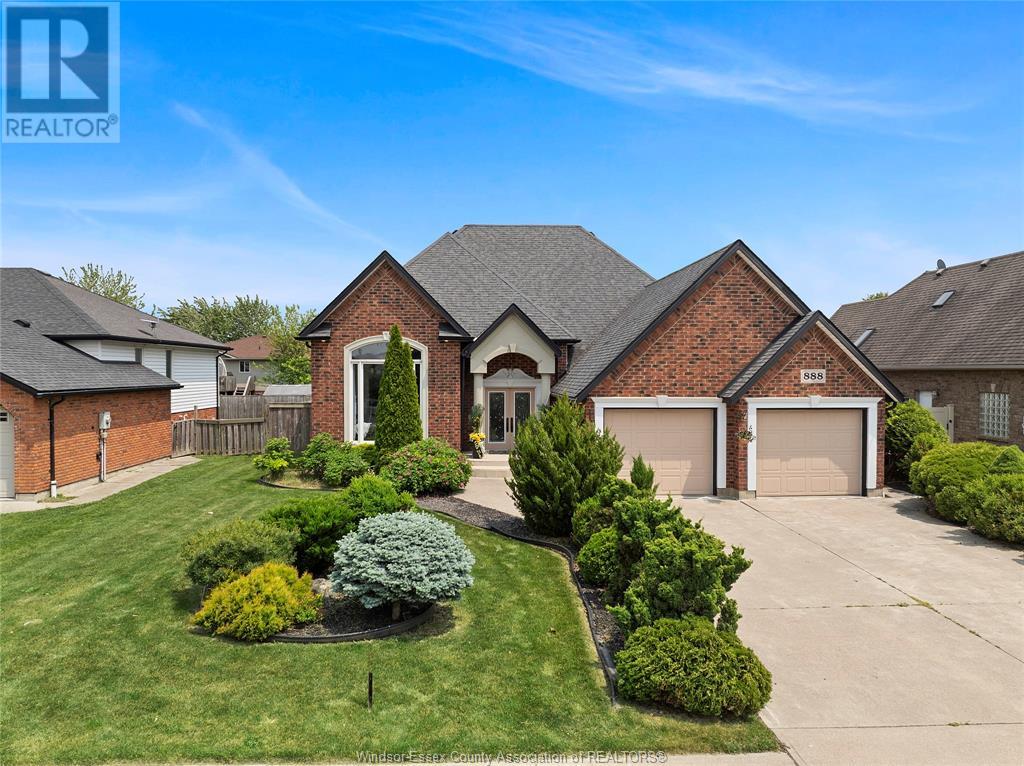 Property at 888 DRIFTWOOD CRESCENT image 2