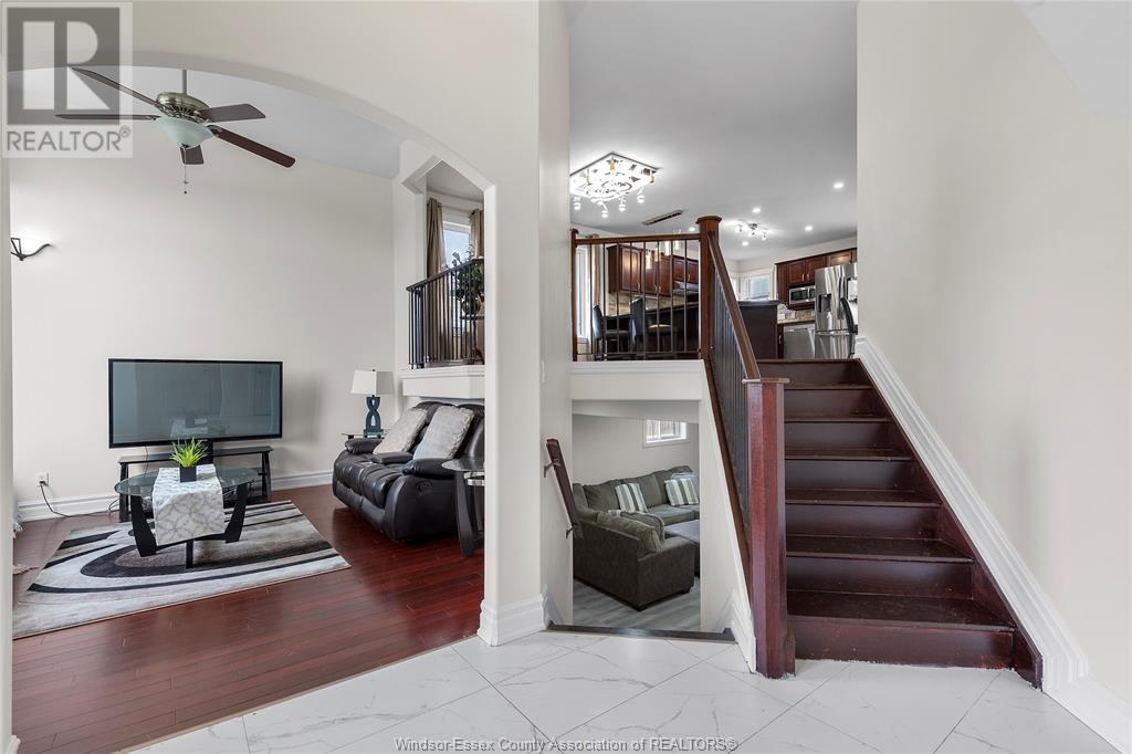 Property at 888 DRIFTWOOD CRESCENT image 3