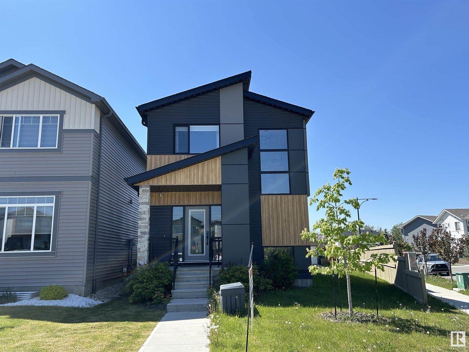 Property at 451 37 AV NW image 1