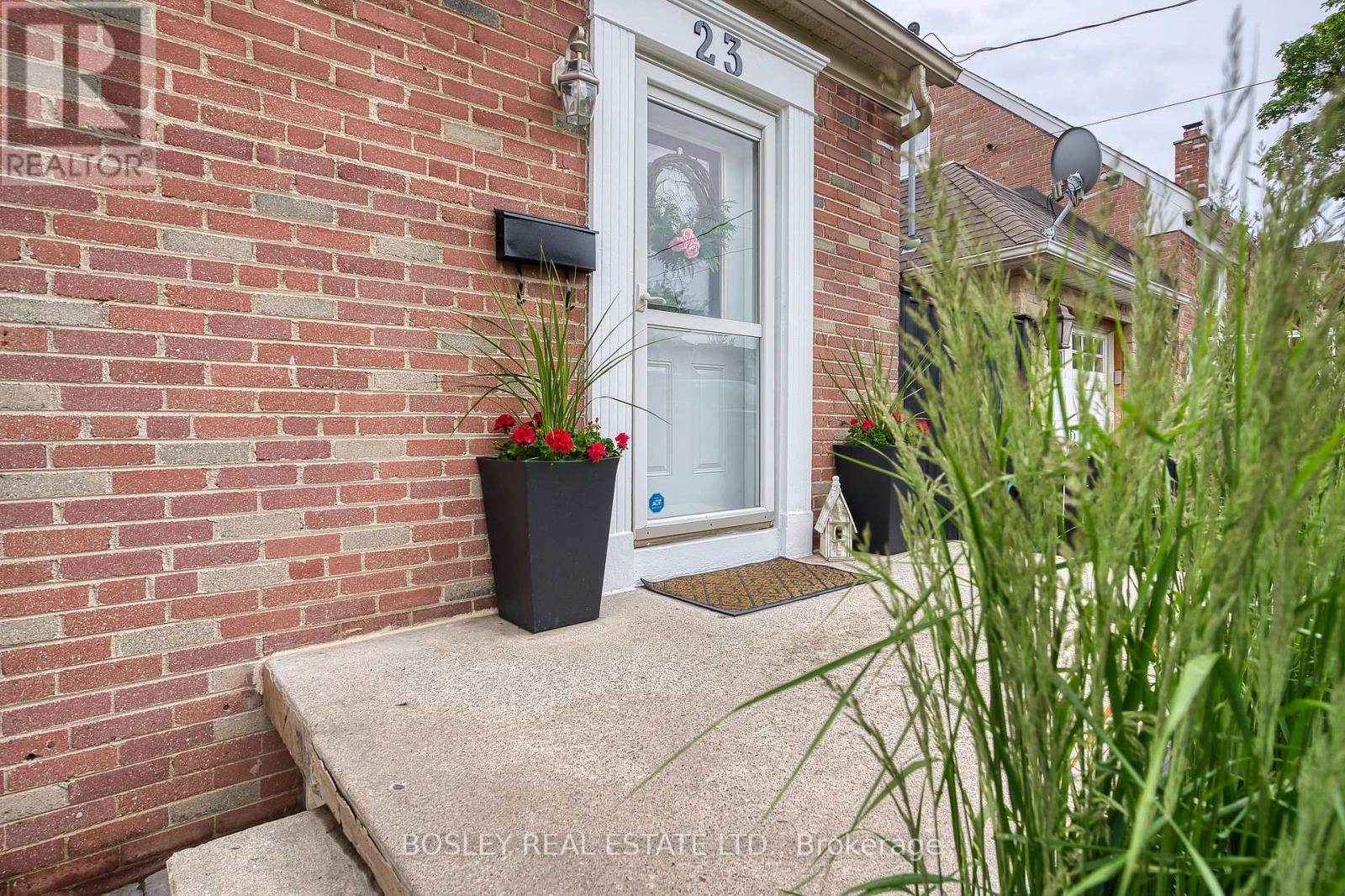 23 Farnsworth Drive, Toronto (Humberlea-Pelmo Park), Ontario  M9N 2Z5 - Photo 10 - W12233396